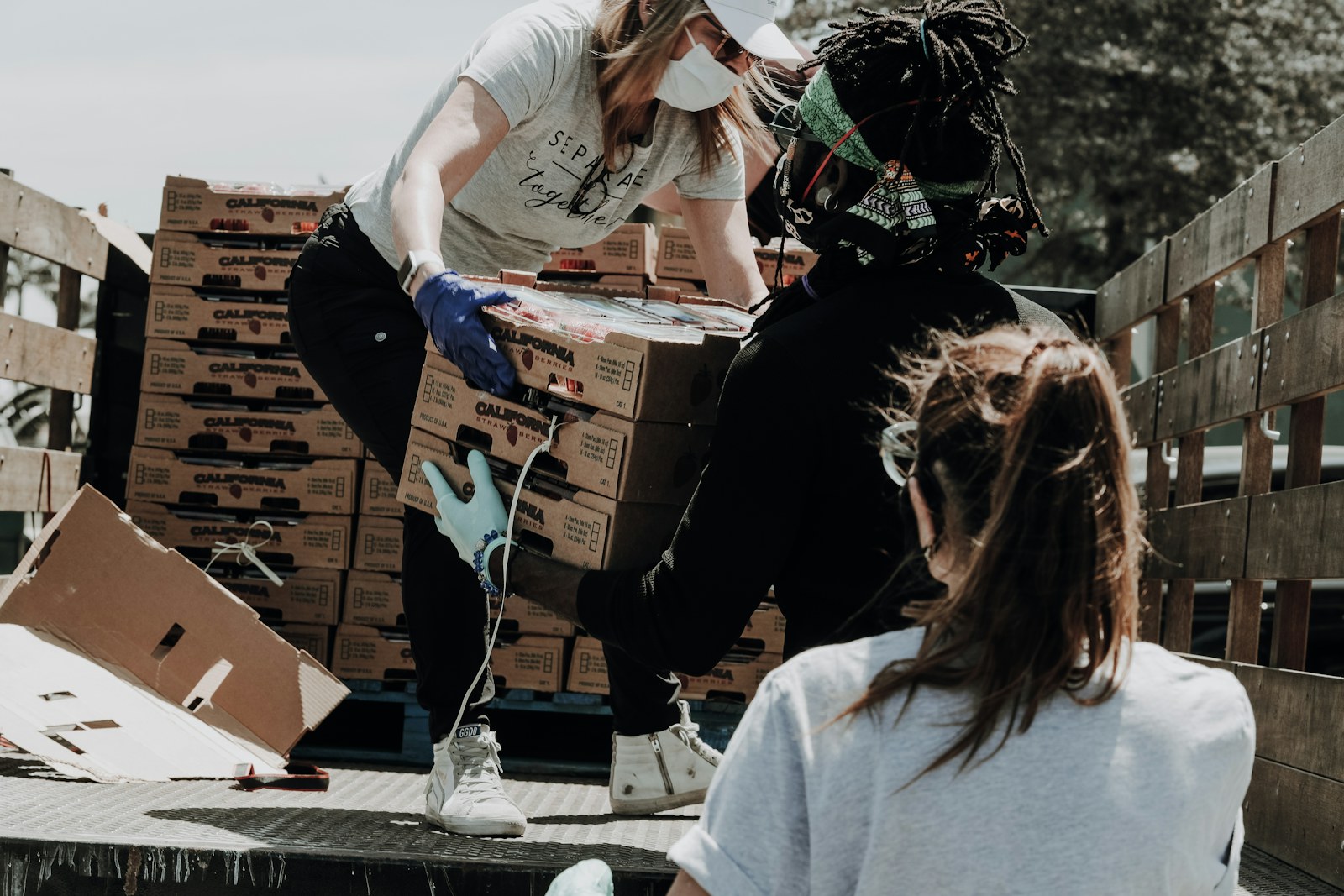 Volunteer distributing food to community members